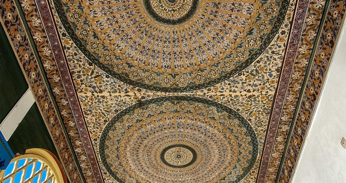 Verzierte Decke im Bahia Palast in Marrakesch