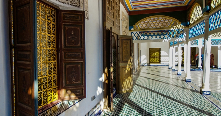 Kollonadengang im Bahia Palast Marrakesch
