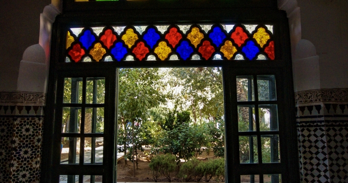 Bunte Glasfenster im Bahia Palast Marrakesch