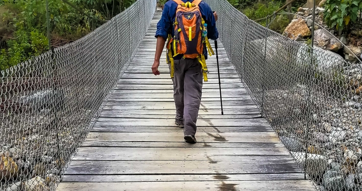 Hängebrücke über den Lluskamayu Fluss Salkantay Trek