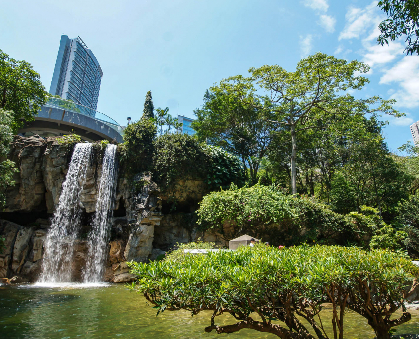 Park mit Wasserfall auf Hong Kong Island