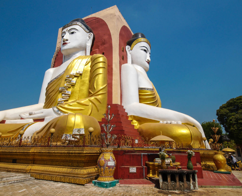 Vier sitzende Buddhas der Kyaikpun Pagode in Bago
