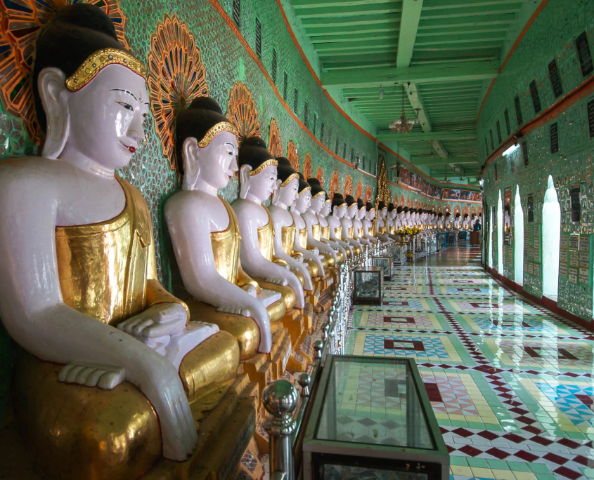 Buddhas in U Min Thonze Pagode in Sagaing