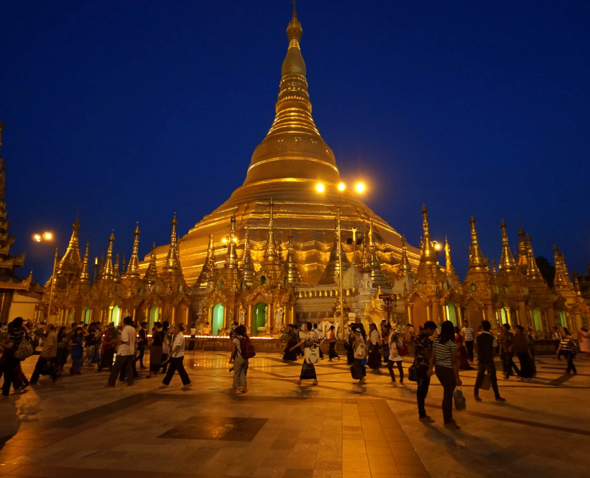 Shwedagon Pagode bei Nacht