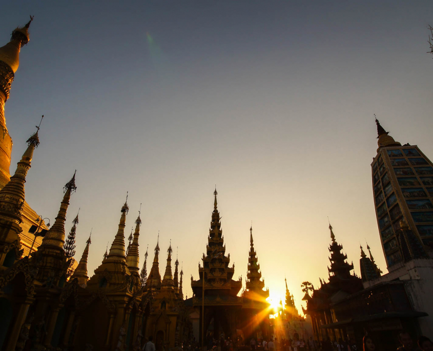 Shwedagon Pagode in Yangon bei Sonnenuntergang