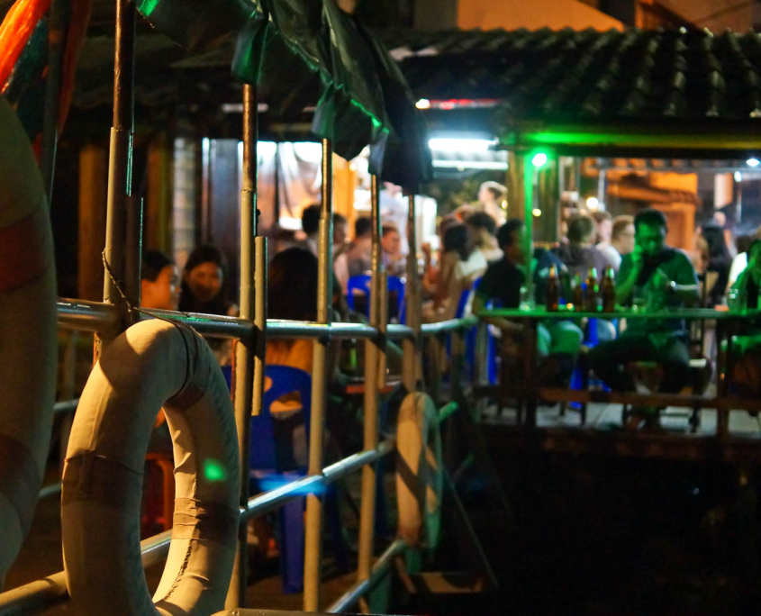 Jack's Bar am Flussufer in Bangkok