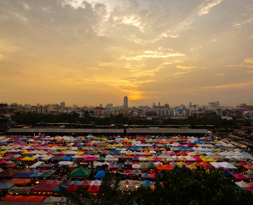 Blick auf Train Market bei Sonnenuntergang