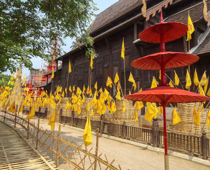 Bunte Fahnen im Wat Pahan Tao in Chiang Mai
