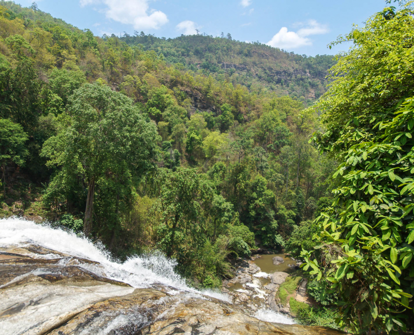 Blick vom Wachirathan Wasserfall im Doi Inthanon Nationalpark
