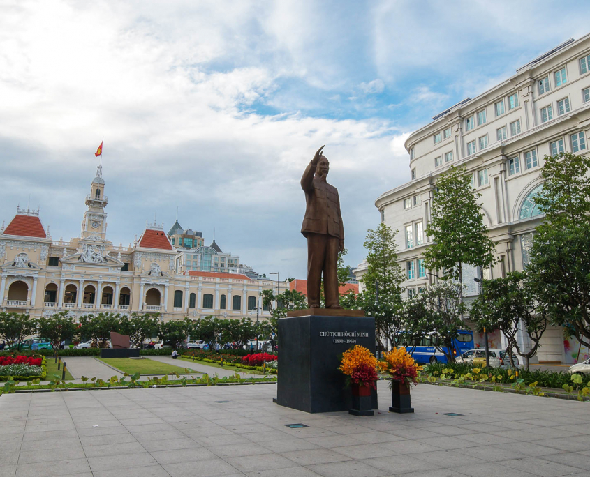 Rathaus und Statue von Ho Chi Minh in Vietnam