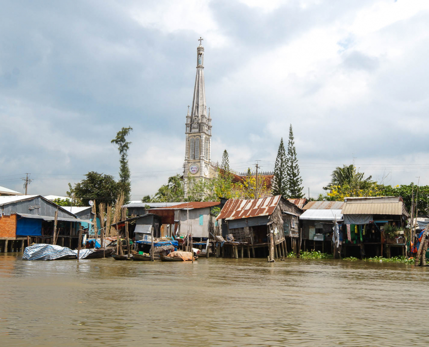 Häuser und Kirche in Cai Be am Mekong in Vietnam
