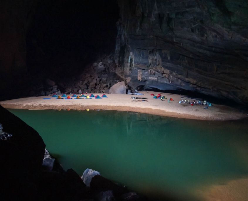 Zelten am Strand in Hang En Höhle in Vietnam