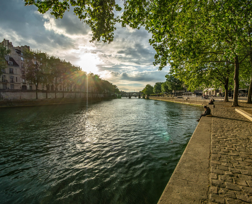 Sonnenuntergang am Seine Ufer in Paris