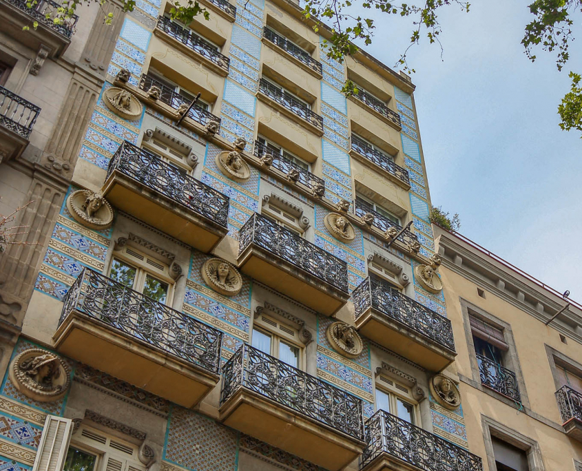 Häuserfassaden in Barcelona