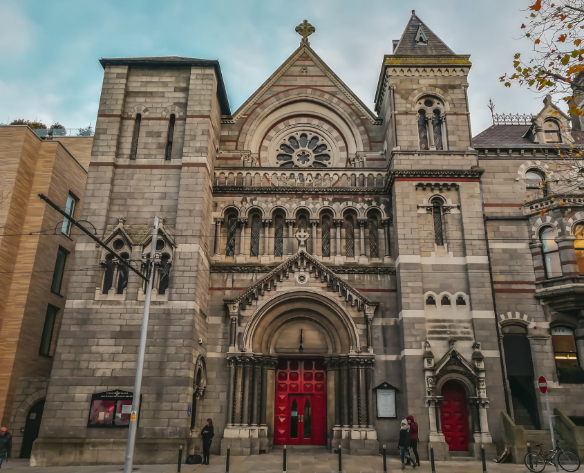 Kirche mit roten Türen in Dublin
